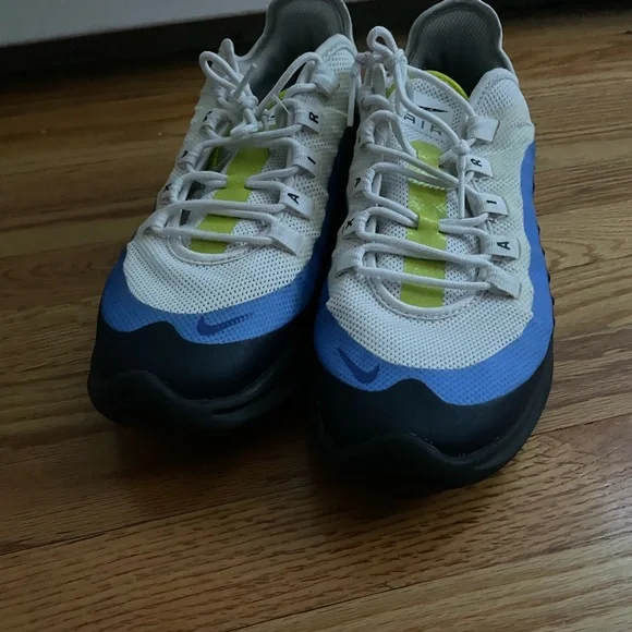 Men’s Nike Air Max Axis Sneakers - Picture 2 of 9